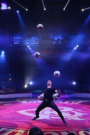 Nicht aus dem Hauptprogramm: Fu&szlig;ball Jonglage mit Ty Tojo (&copy;Foto: Martin Schmitz)